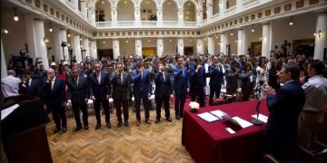 Paz posesiona a su primer gabinete de ministros